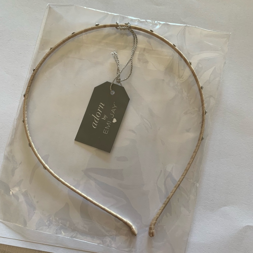 Thin headband with crystals.